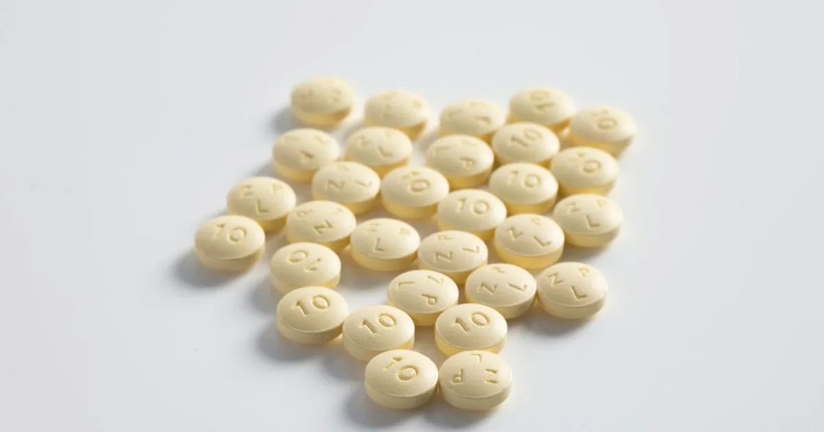 Medication tablets illustrating statin therapy